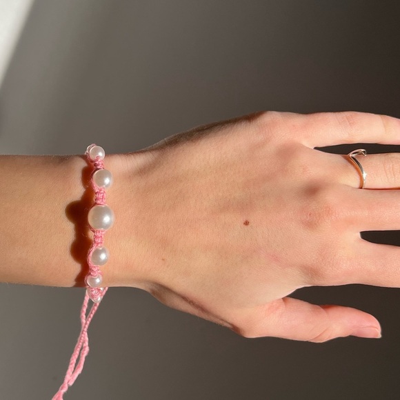 Handmade woven friendship bracelet pink with fake pearl beads - Picture 5 of 12